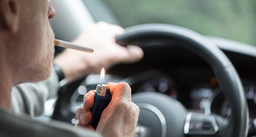 Kinder vor Rauch im Auto schützen